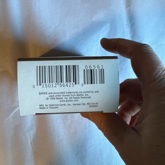 Hallmark Keepsake Ornament. Winter Fun with Barbie and Kelly. - Picture 4 of 11